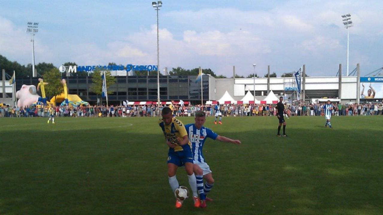 Er werden soms stevige duels uitgevochten (foto: Peter de Bekker)