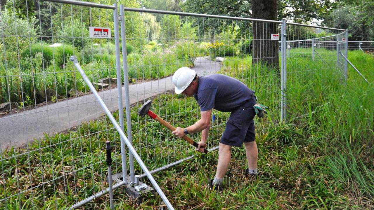 Het gebied wordt afgezet met hekken en schuttingen (foto: Efteling)
