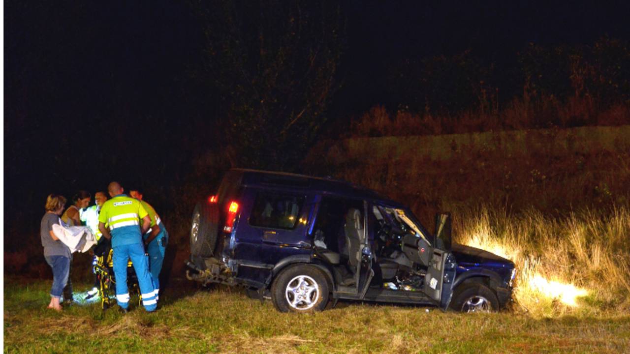 Jeep in greppel (foto: Jack Brekelmans / Persburo-BMS)