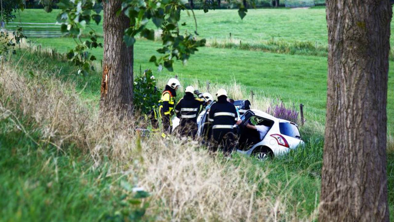 De auto belandde in een greppel langs de A27. (foto: Marcel van Dorst/SQ Vision Mediaprodukties)