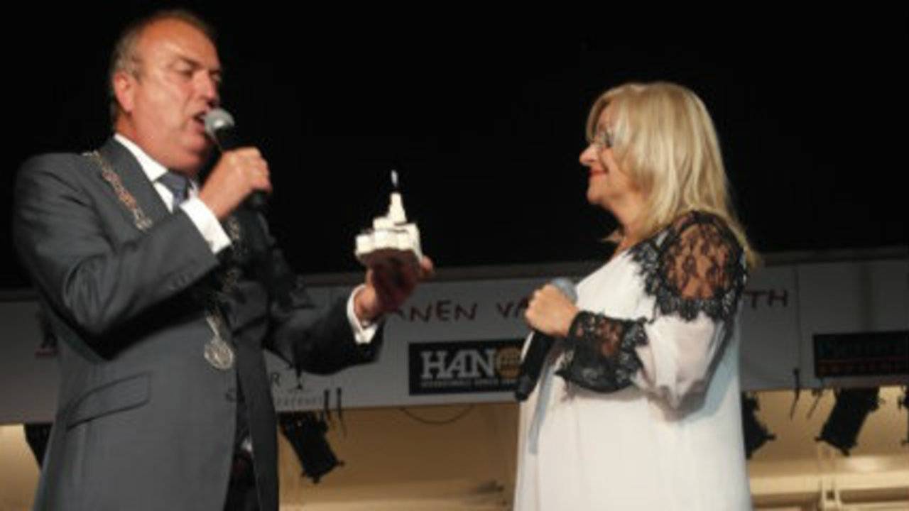 Corry Konings gehuldigd door de burgemeester van Breda