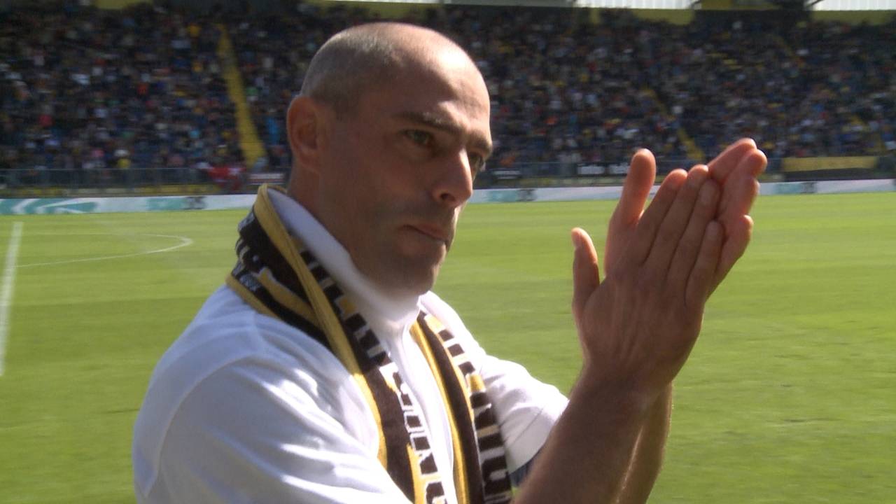 Anthony Lurling in tranen bij zijn afscheid bij NAC.