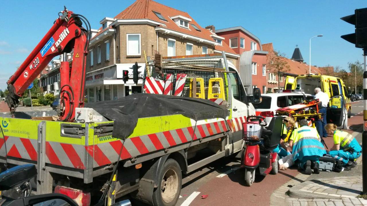 Gewonde bij ongeluk scootmobiel (foto: Arno van der Linden/SQ Vision)