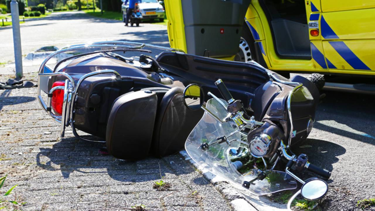 Duo op bromfiets botst in Oss (foto: Charles Mallo/SQ Vision)