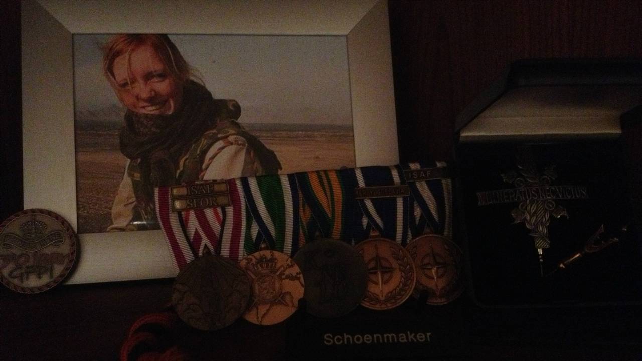 De moeder en haar medailles voor haar werk als militair (Foto: Stephanie Schoenmaker)