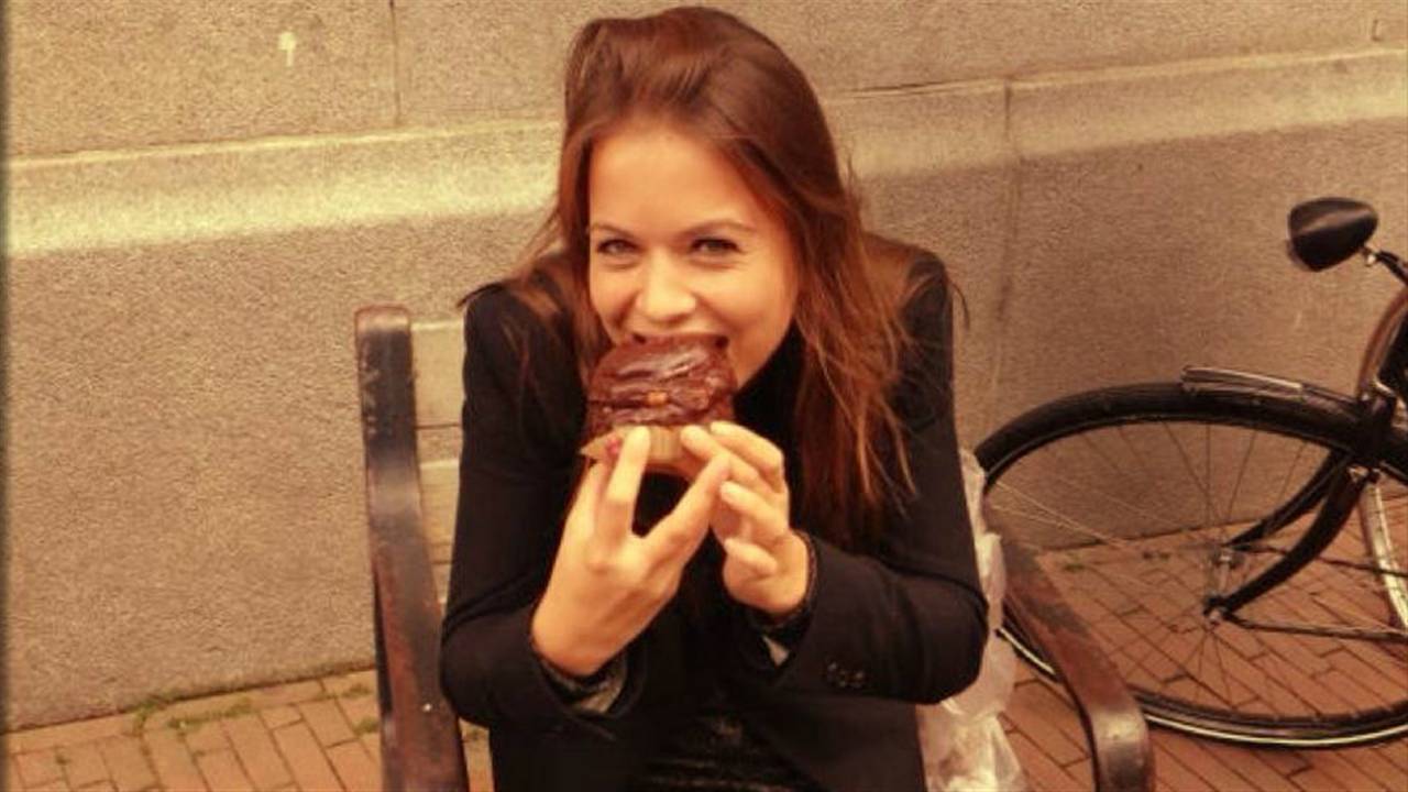 Kim van Hoorn eet haar Bossche Bol gewoon uit de handjes (Foto: Kim van Hoorn/Facebook)