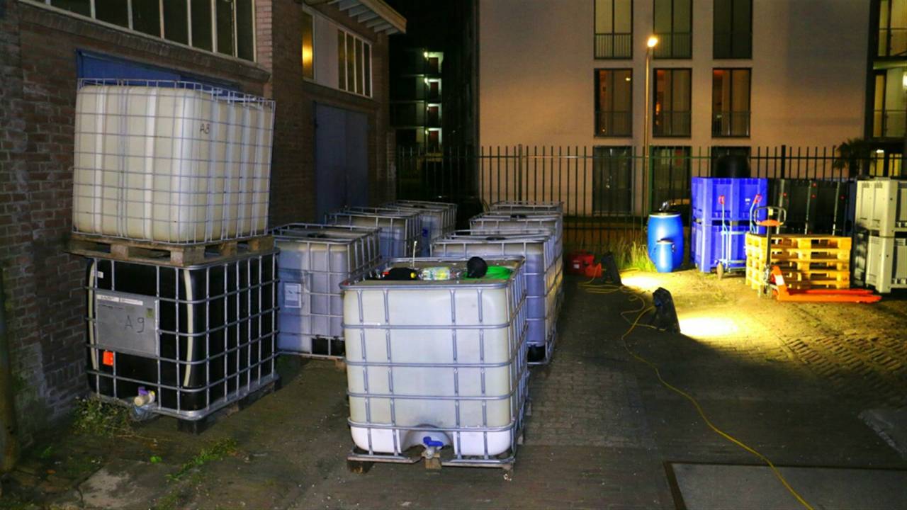 In het pand werd 6.000 chemicaliën aangetroffen. (foto: Mathijs Bertens/Stuve Fotografie)