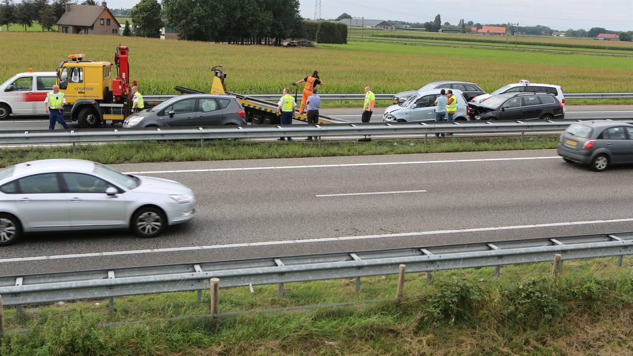 Bij het ongeval waren vijf voertuigen betrokken. (foto: Remco de Ruijter)