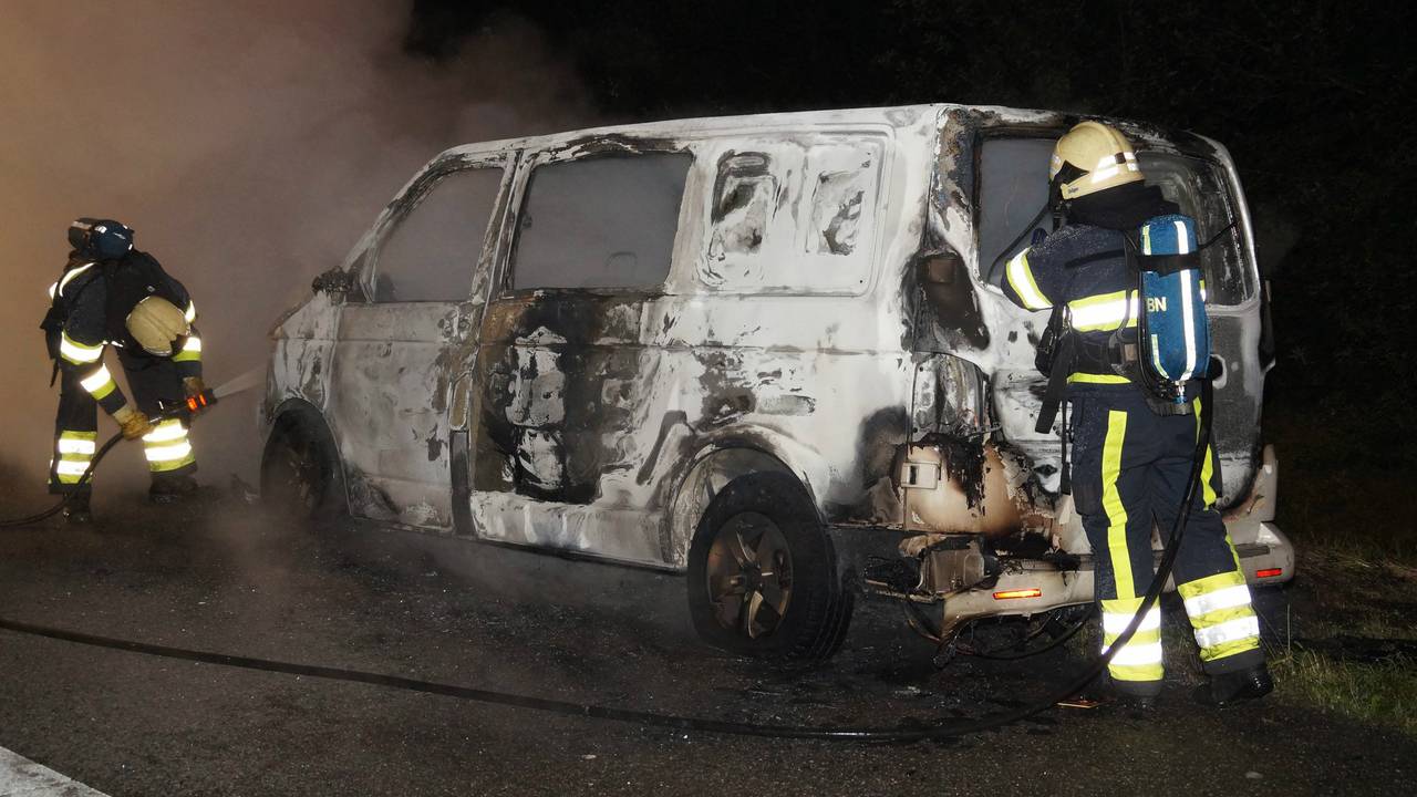 Brandend busje oprit A59 Vlijmen (foto: Martijn van Bijnen/FPMB)