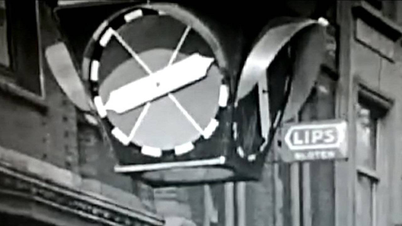 Verkeersklok op kruising binnenstad Breda in 1932