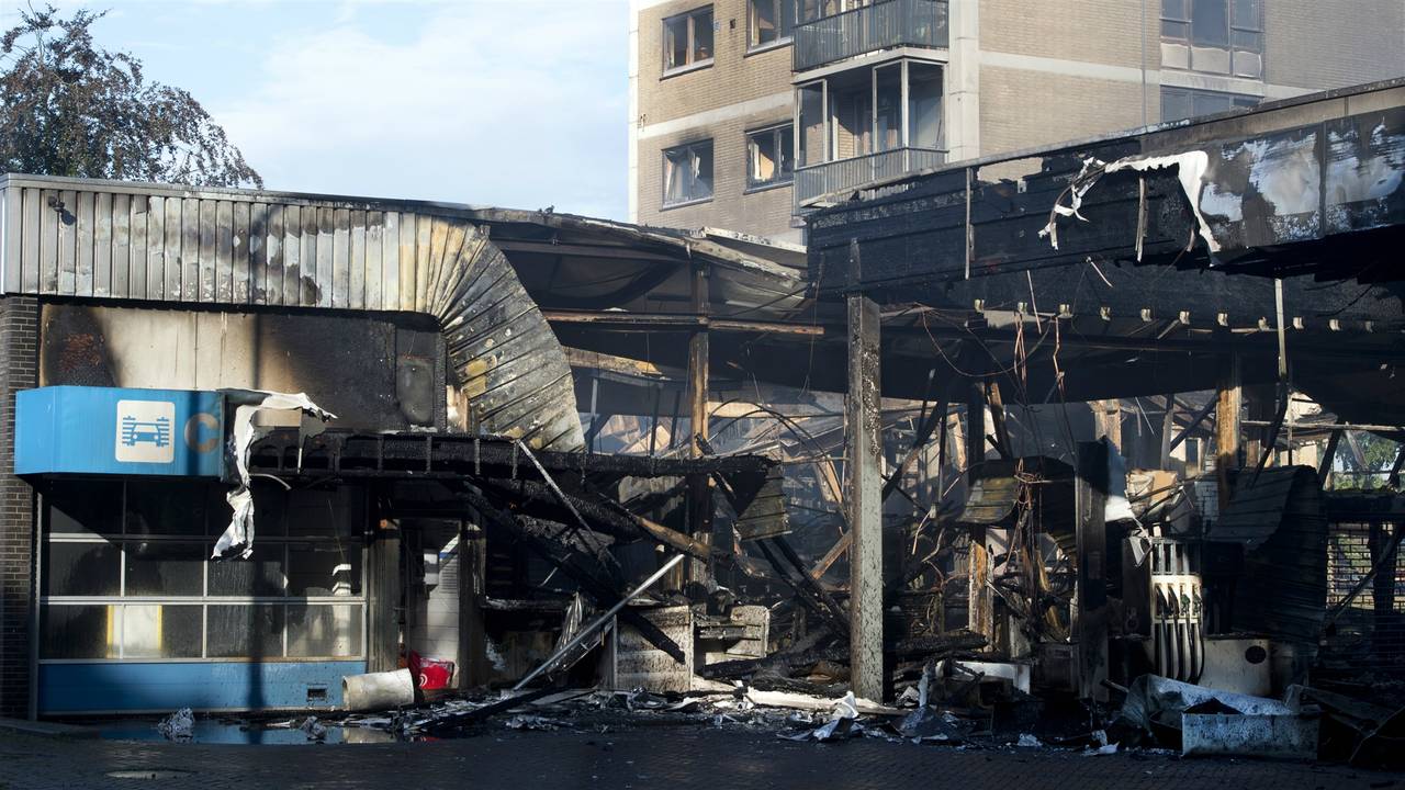 Het Tamoil-tankstation brandde volledig uit. (Foto: ANP)