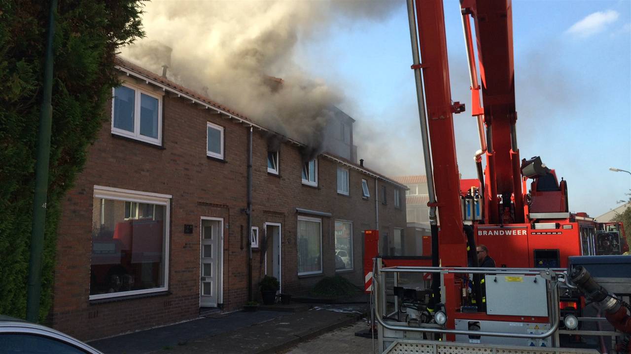 Flinke woningbrand aan Evestraat in Veldhoven (Foto: Hans van Hamersveld / SQ Vision)