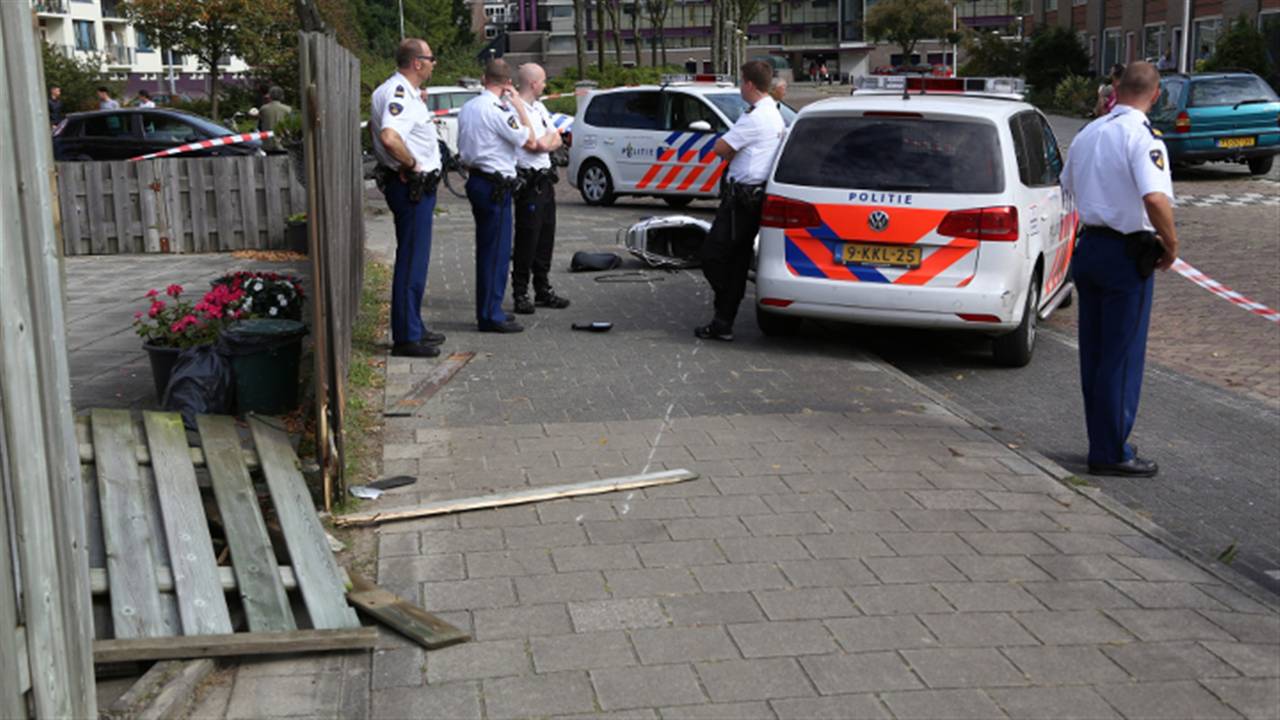 Motorscooter klemgereden (foto: Gabor Heeres / SQ Vision)