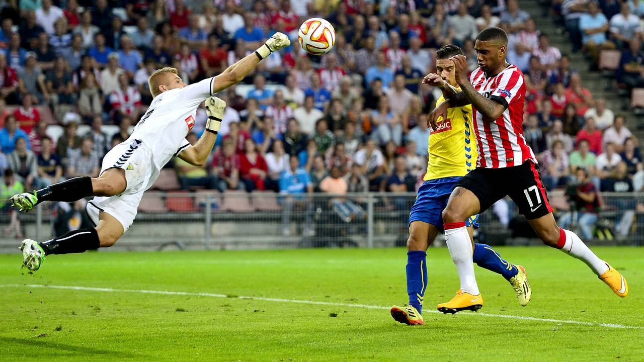 Pawel Kieszek in actie tegen PSV (foto: ANP)