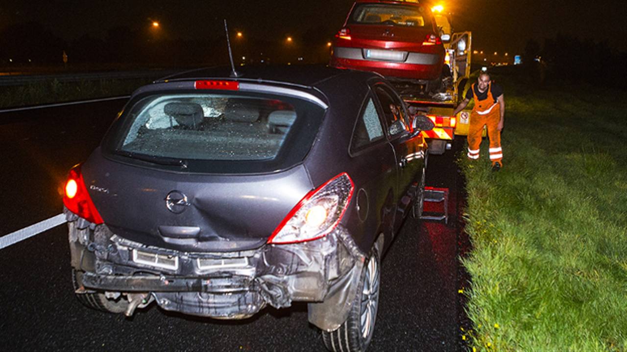 Auto's liepen schade op bij botsing (foto: Sander van Gils / SQ Vision)