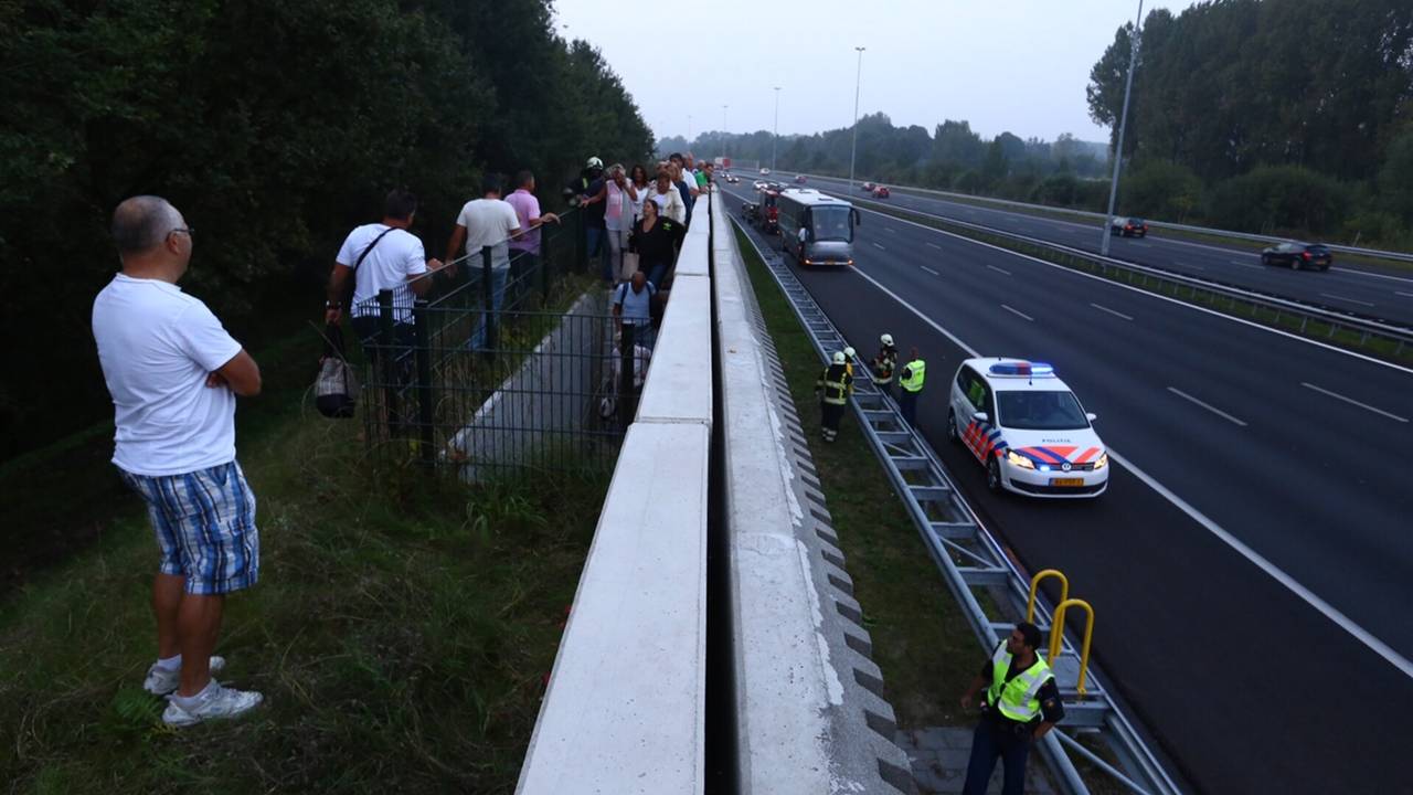 De vakantiegangers moesten te voet verder. (foto: Sander van Gils / SQ Vision)