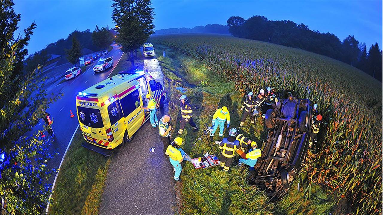 Het ongeluk in Westerhoven zaterdagnacht (foto: Rico Vogels/SQ Vision)