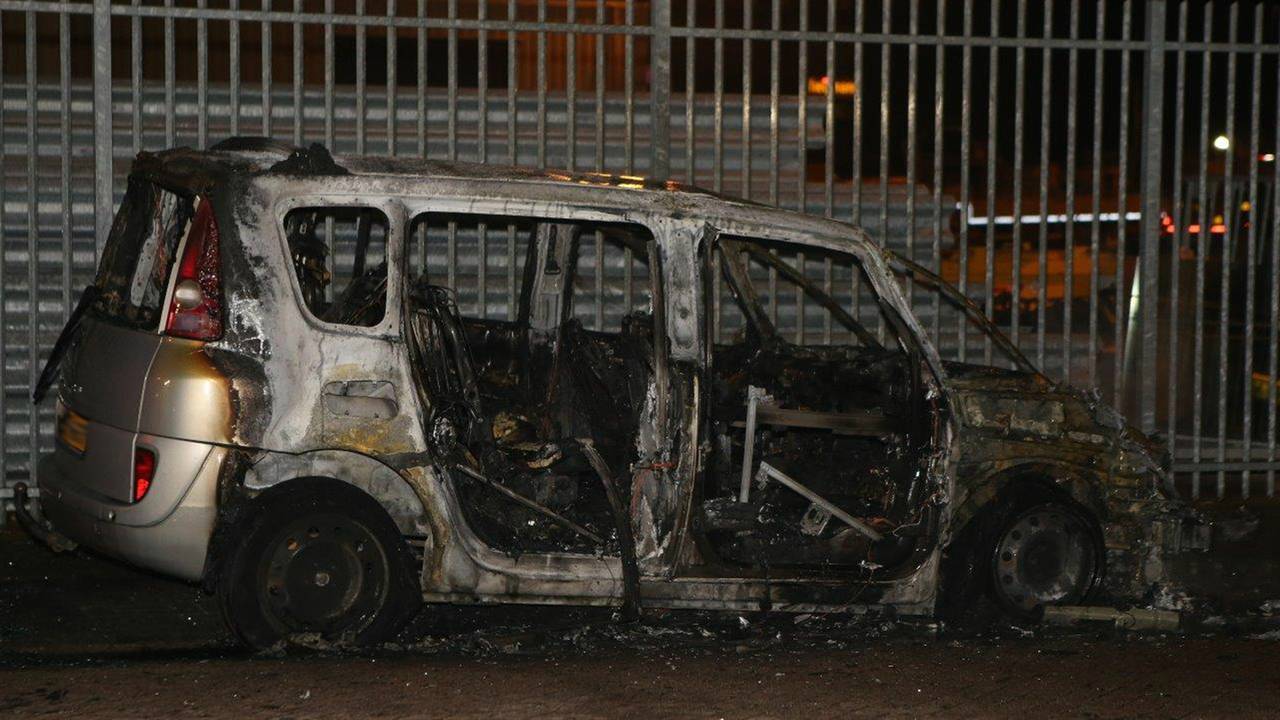 Verdachte autobrand in Den Bosch (foto: Bart Meesters/Meesters Multi Media)