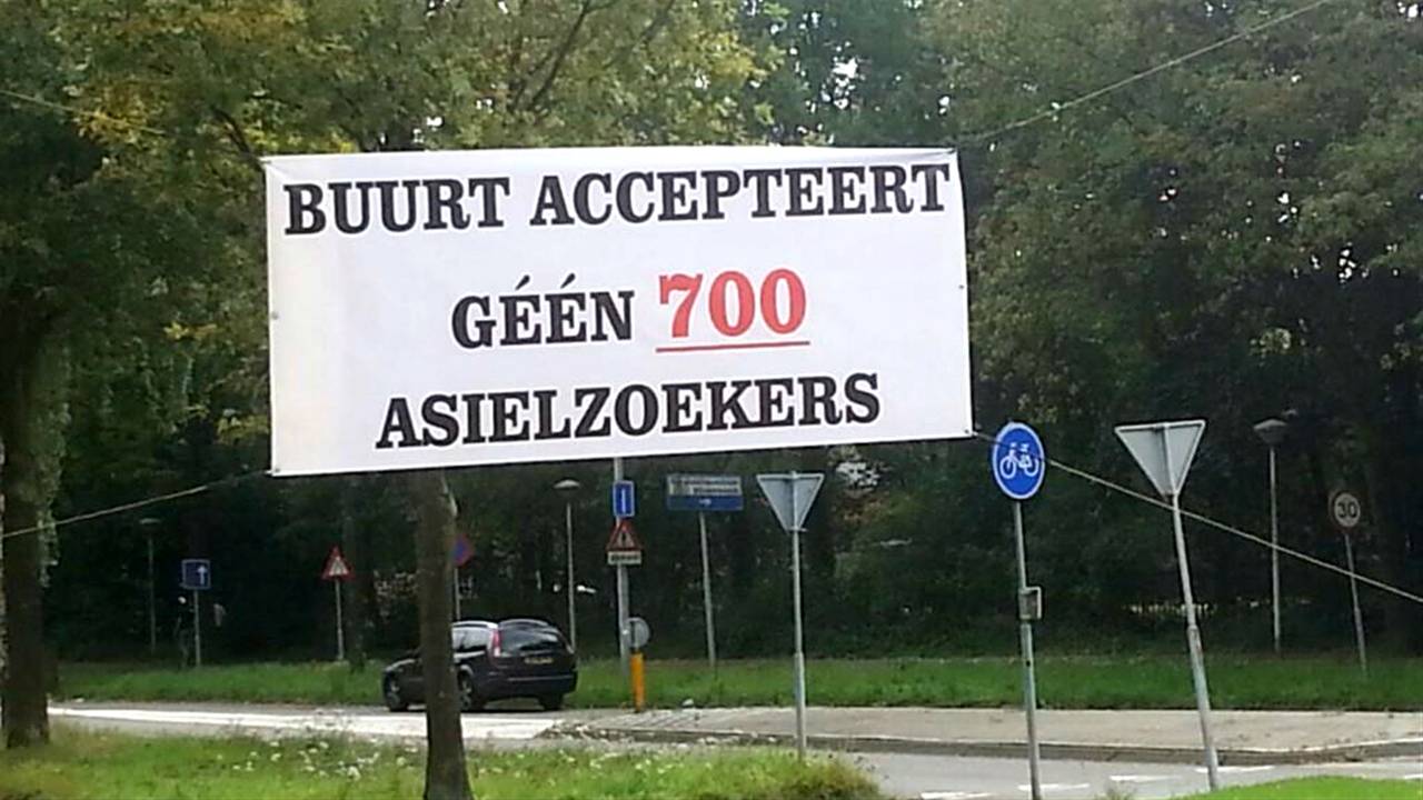 Spandoek tegen komst asielzoekers (foto: Tjerk Langman / Twitter)