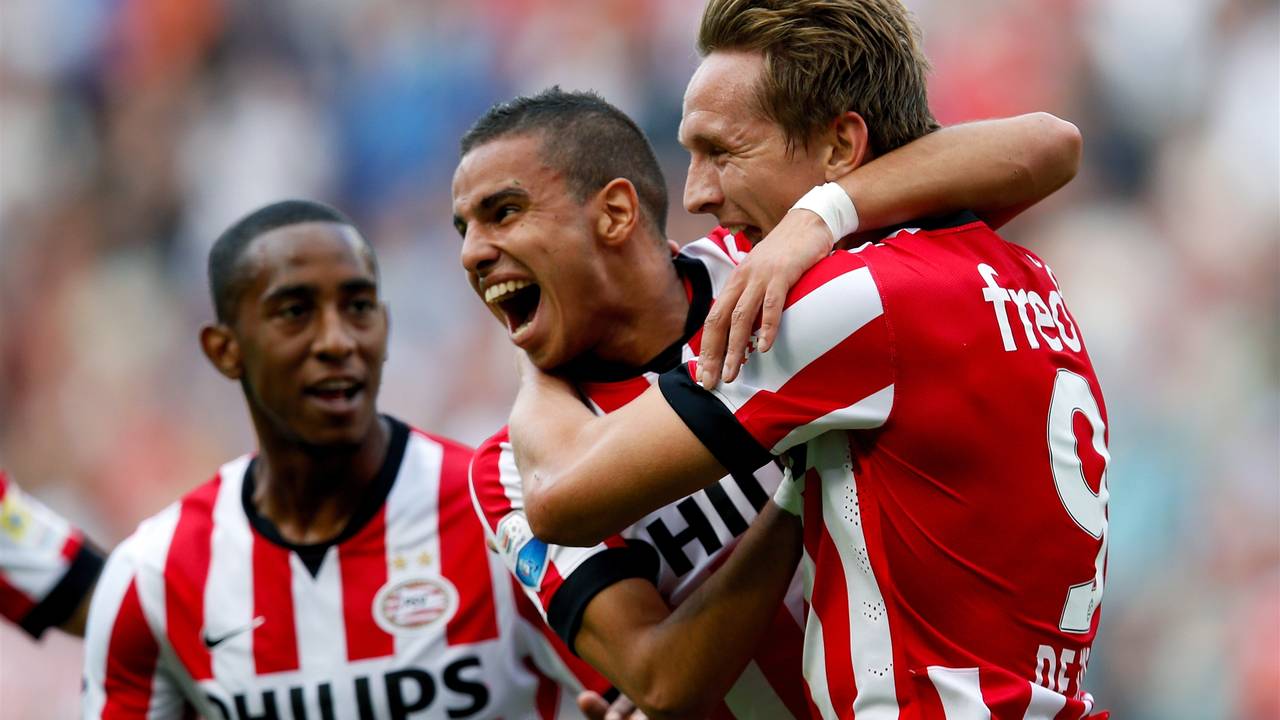 Aangever Maher viert feestje met doelpuntenmaker Luuk de Jong (Foto: Pics United)