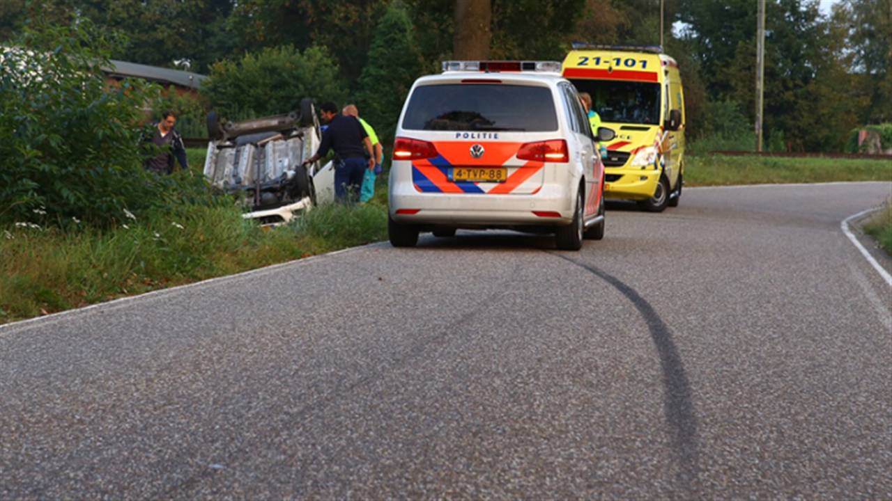 Auto uit de bocht gevlogen (foto: Sander van Gils / SQ Vision)