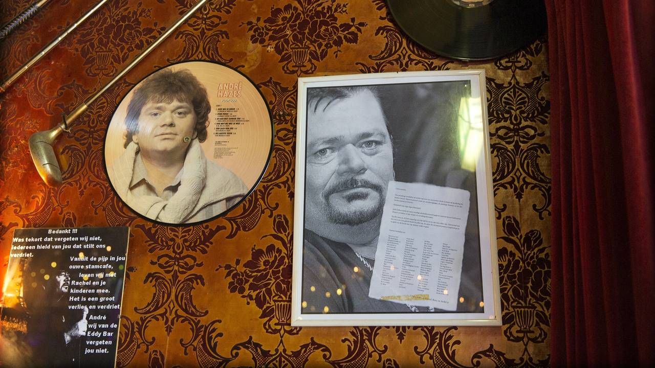 Foto's en elpees van Andre Hazes in zijn stamkroeg de Eddy Bar (Foto: ANP)