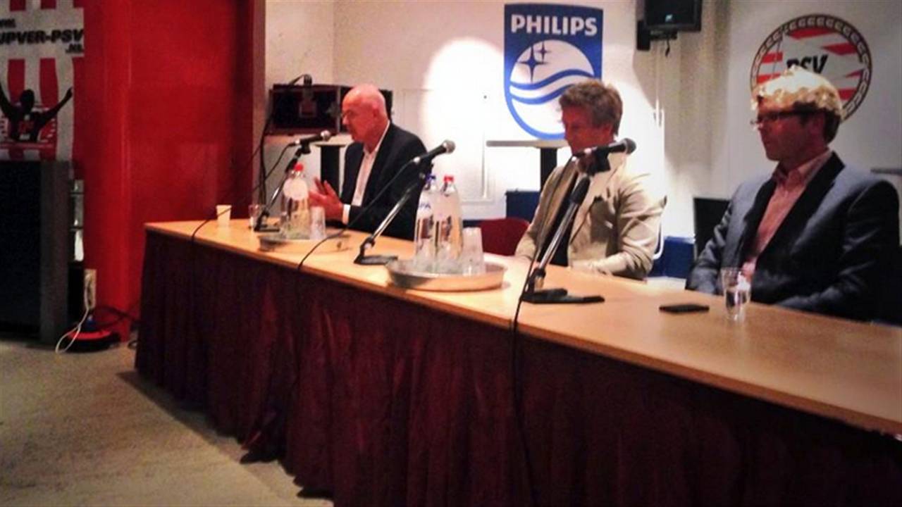 Toon Gerbrands geeft tekst en uitleg (bron: @PSV / Twitter)