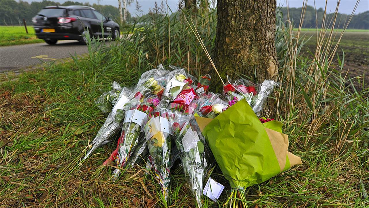 Er werden bloemen neergelegd op de plek van het ongeval. (Foto: Rico Vogels/SQ Vision)