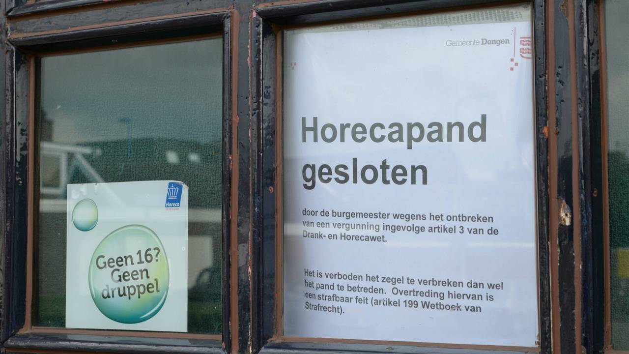 Café Bluf in Dongen is op last van de gemeente gesloten. (foto: Joes van Wanroij/Stuve Fotografie)