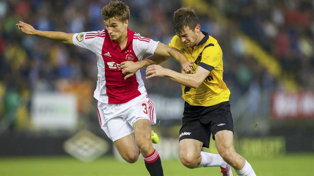 Falkenburg in duel met Veltman van Ajax (Foto: VI Images)