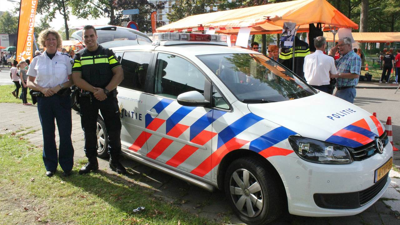 Het oude en nieuwe uniform gebroederlijk naast elkaar (foto: 112-vandaag) 