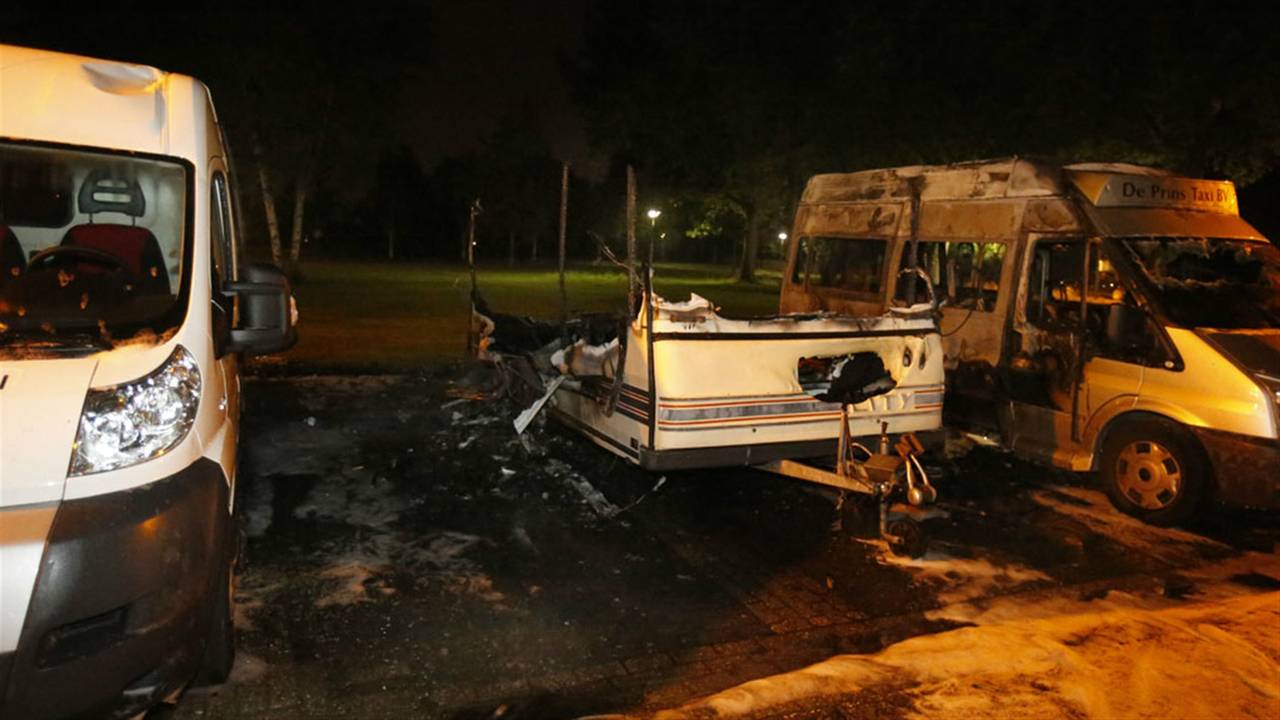 Caravan en rolstoelbus uitgebrand in Veldhoven (foto: Hans van Hamersveld/SQ Vision)