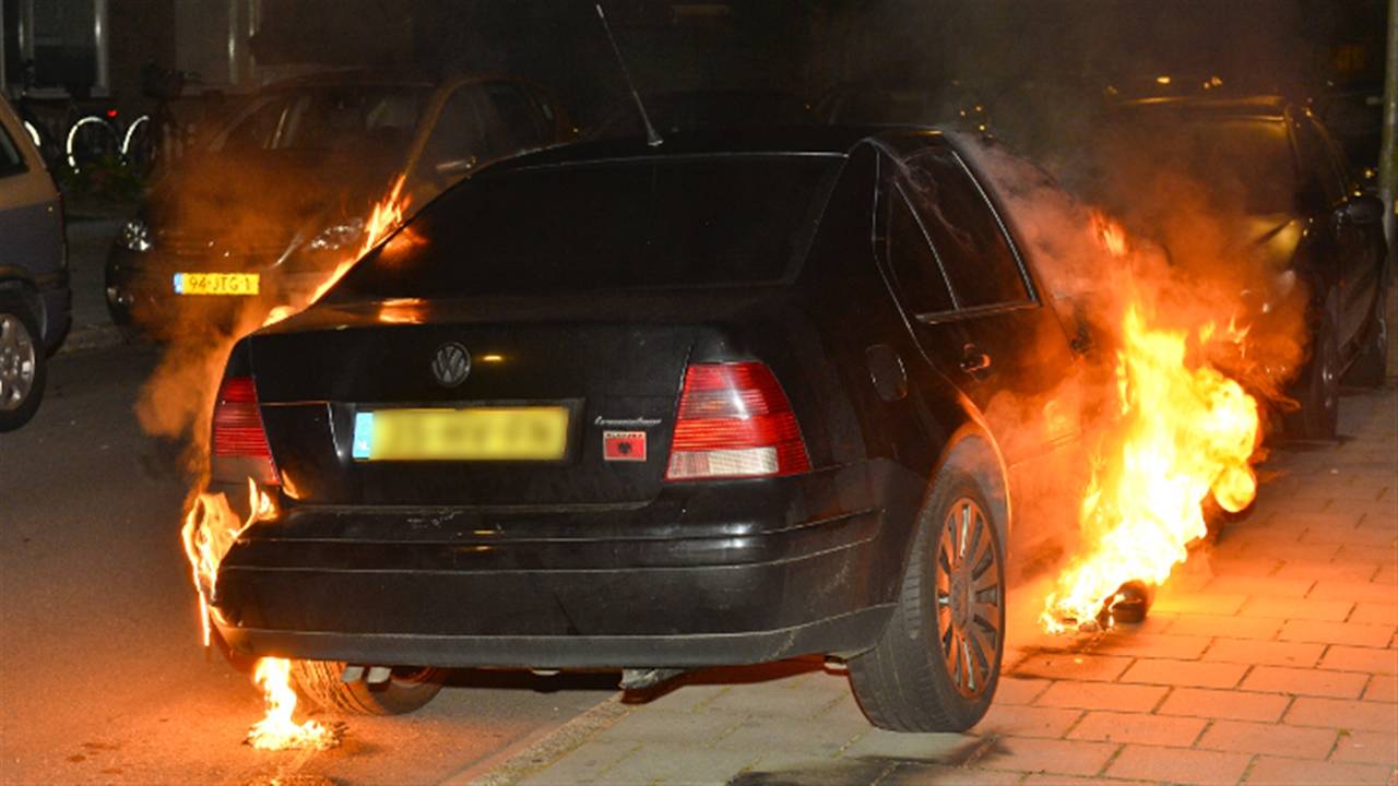 Auto in brand gestoken (foto: Rico Vogels / SQ Vision)