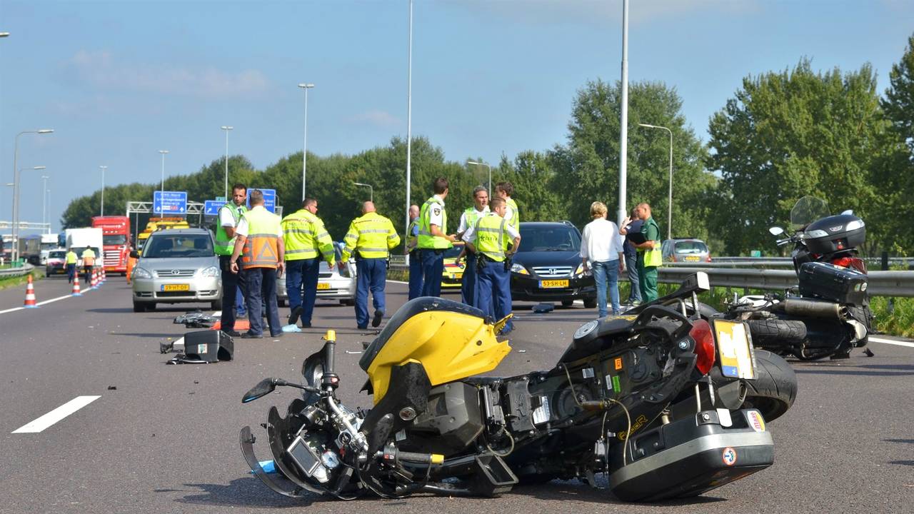Ongeval met twee motorrijders op A58. (foto: Jack Brekelmans / Persburo-BMS)