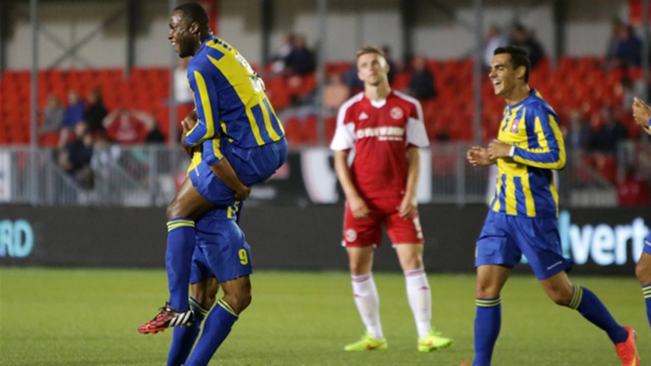 Het duel begon nog goed voor FC Oss (foto: VI Images)