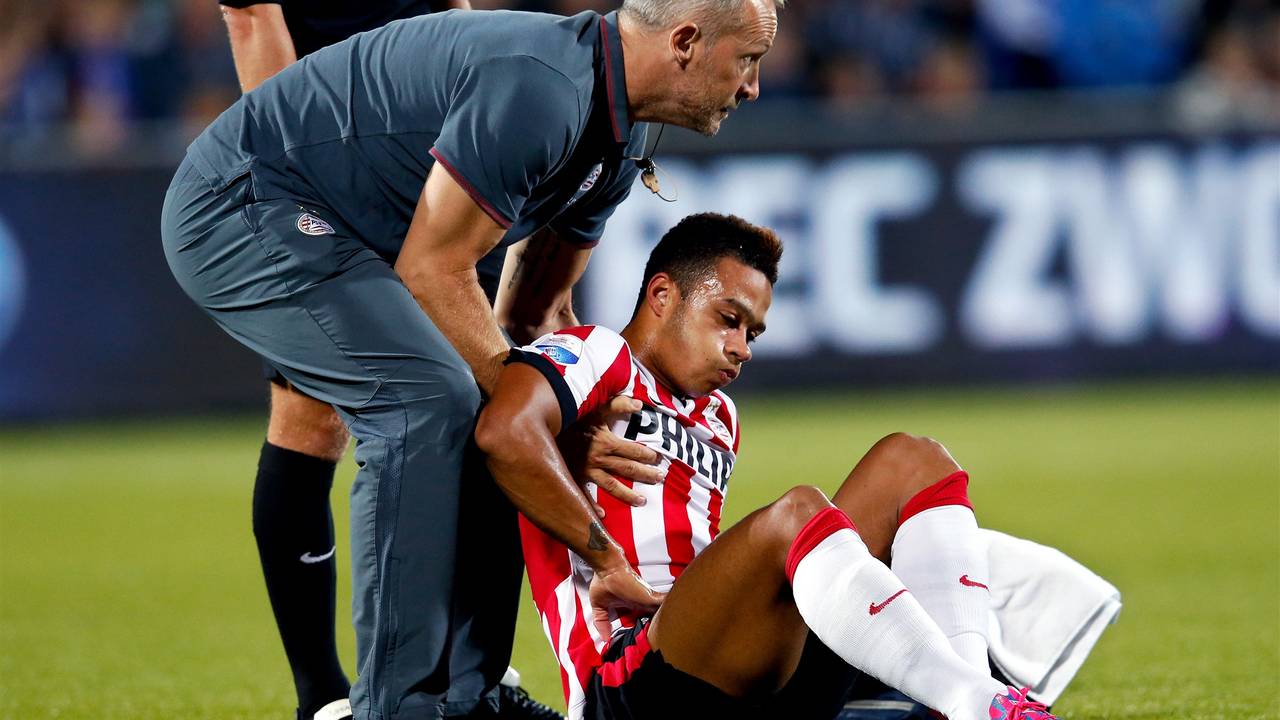 Depay verlaat geblesseerd aan zijn buik het veld (Foto: Pics United) 