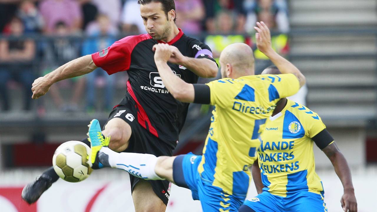 Nick Coster van RKC in duel met Tom Daemen van NEC. (Foto: VI Images)