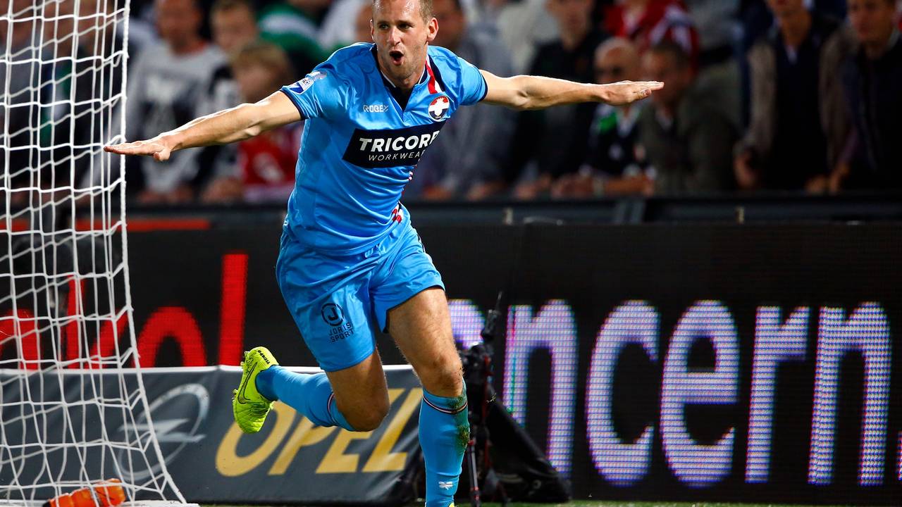Frank van der Struijk viert zijn doelpunt (Foto: Pics United)