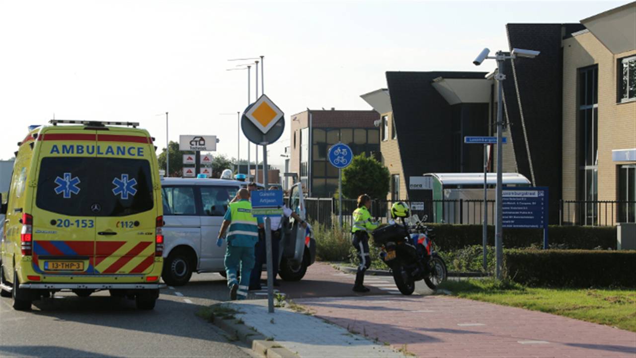 Gewonde vrouw naar ziekenhuis gebracht (foto: Erik Haverhals / FPMB)