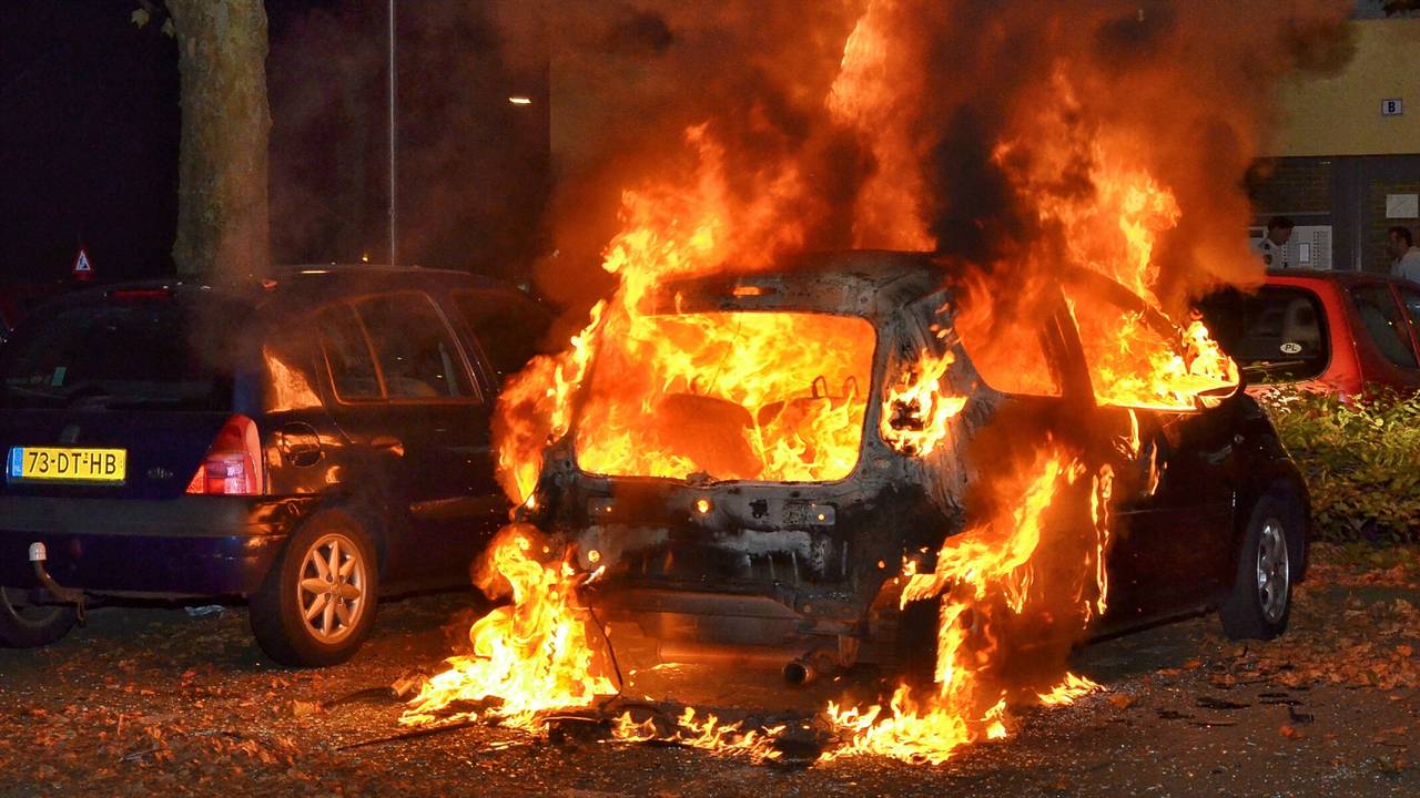 Autobrand aan de Puccinistraat in Tilburg (Foto: Jack Brekelmans / Persburo-BMS)