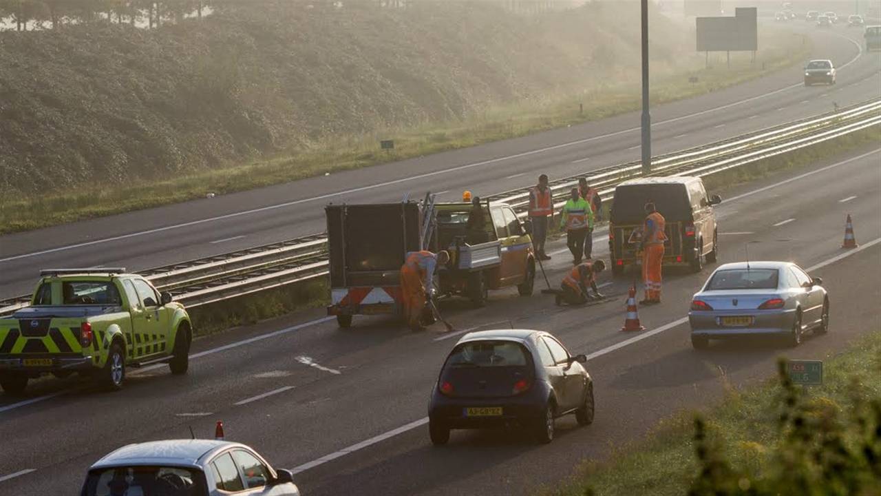 Het wegdek werd gerepareerd. (foto: Alexander Vingerhoeds/Obscura Foto)