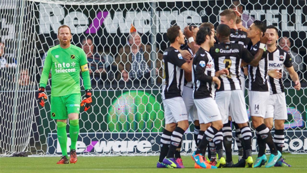 Jelle ten Rouwelaar baalt na weer een doelpunt tegen (foto: VI Images)