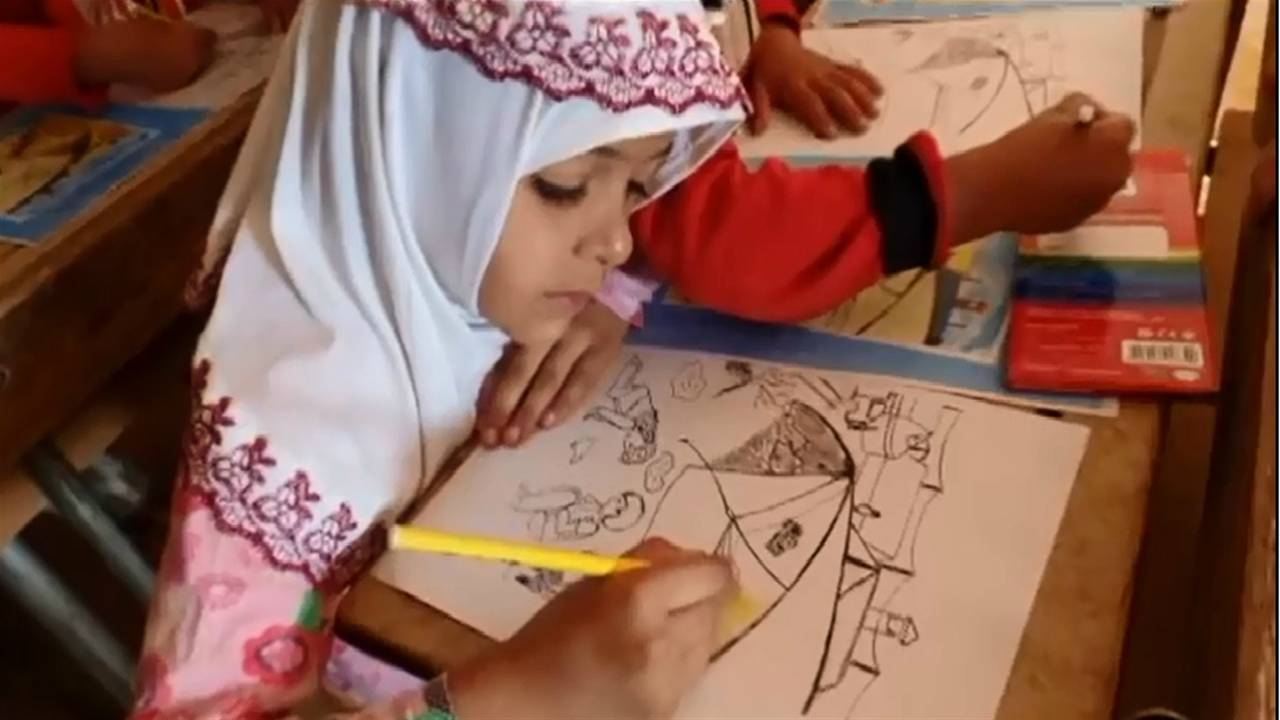 De kinderen in de vluchtelingenkampen in Syrië mochten de kaft inkleuren (Foto: Youtube)