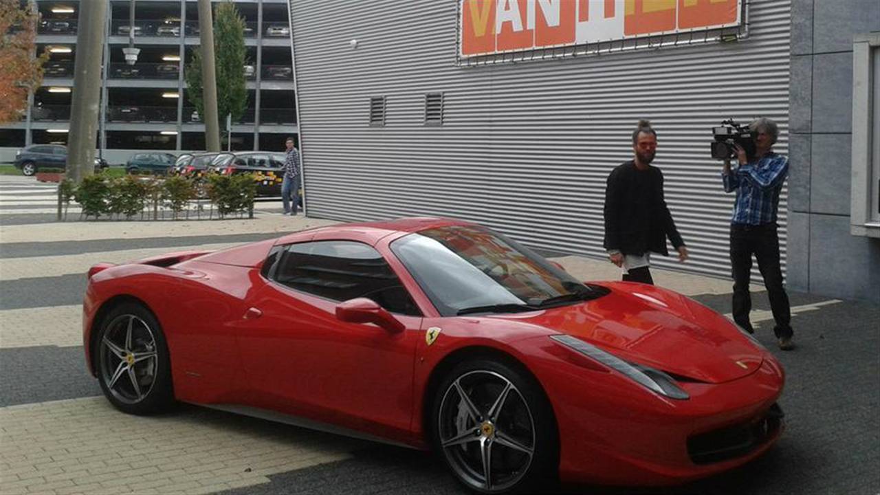 Trotse La Fuente met zijn Ferrari