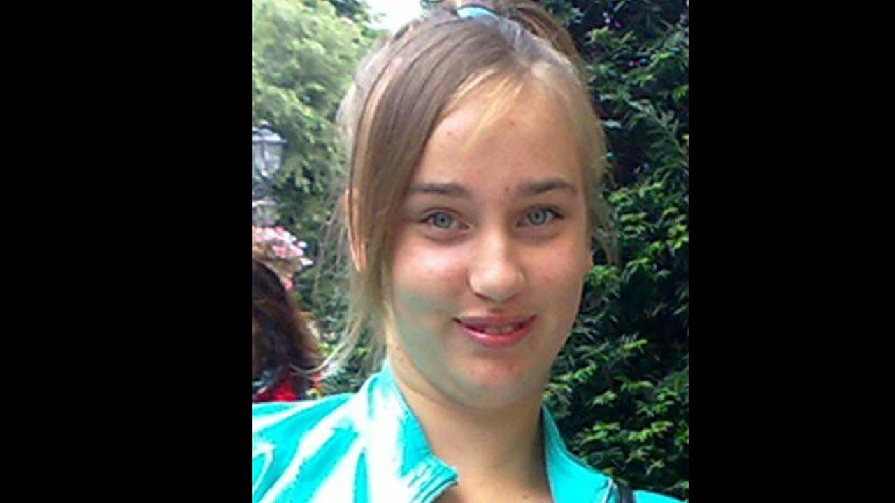 Kamila is 1.70 meter lang, heeft donkerblond haar en grijsblauwe ogen