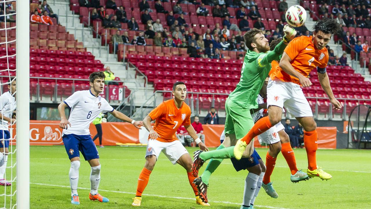 Karim Rekik probeert te koppen (foto: VI Images)
