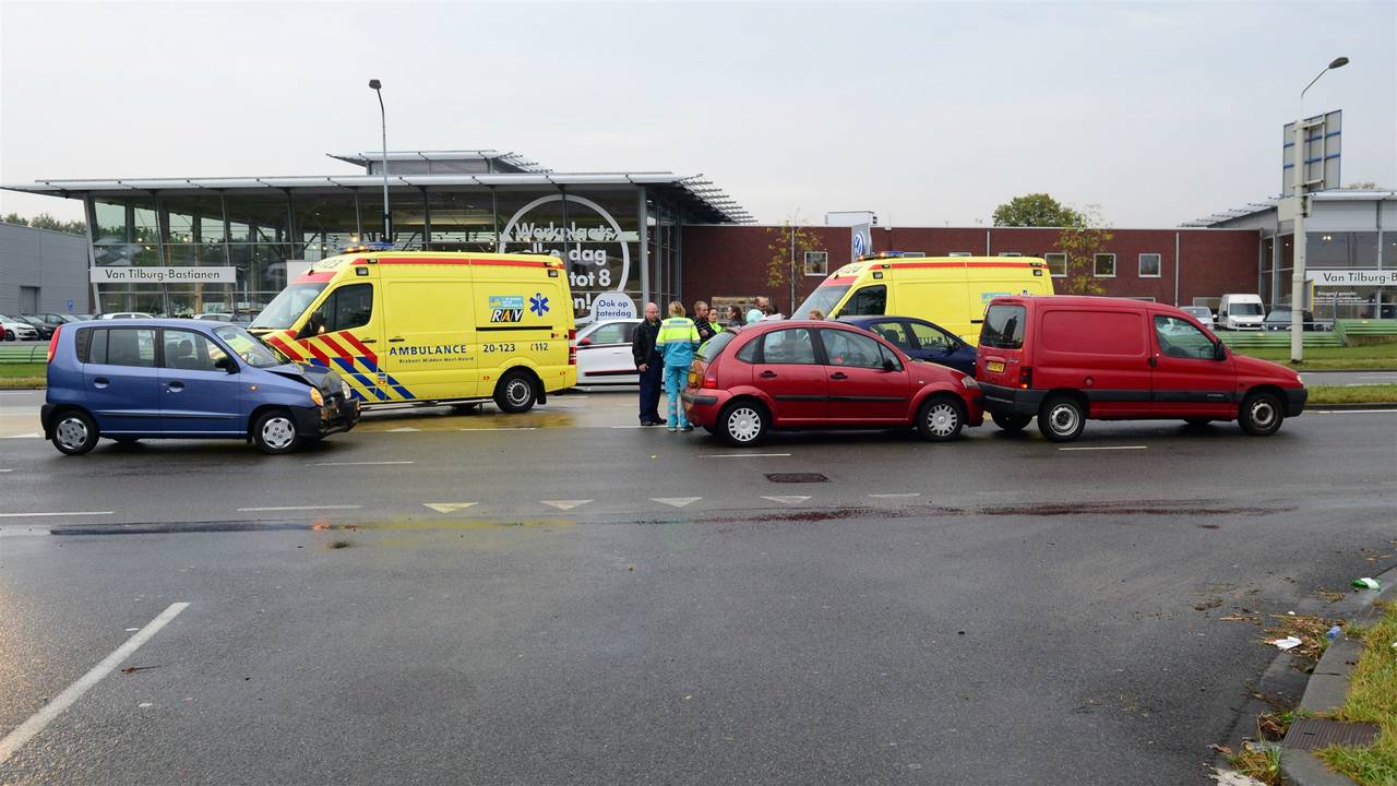 Ongeluk op Backer en Ruebweg. (foto: Rob de Haas - Mainstay Media Breda)