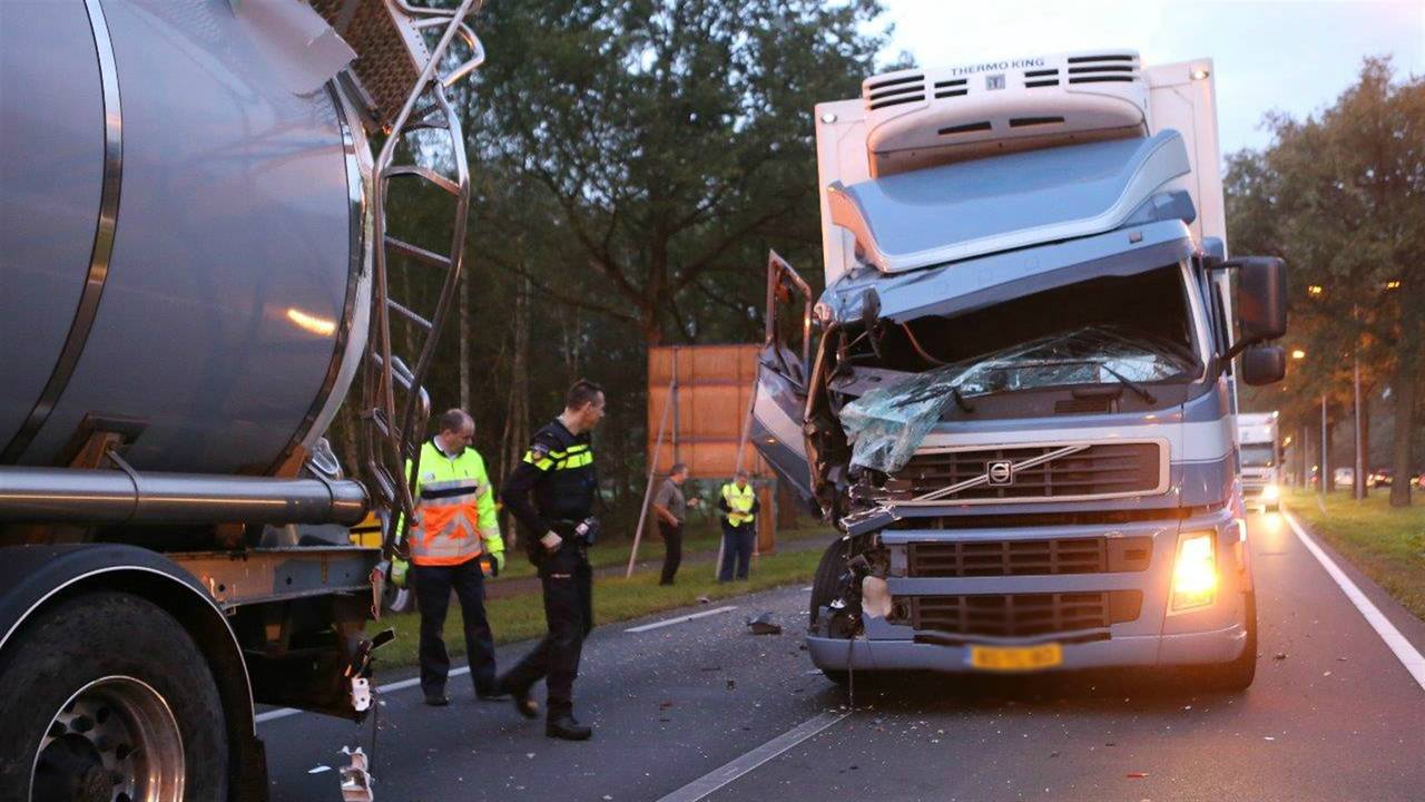 Een van de vrachtwagens raakte zwaar beschadigd (Foto: Bart Meesters / Meesters Multi Media)