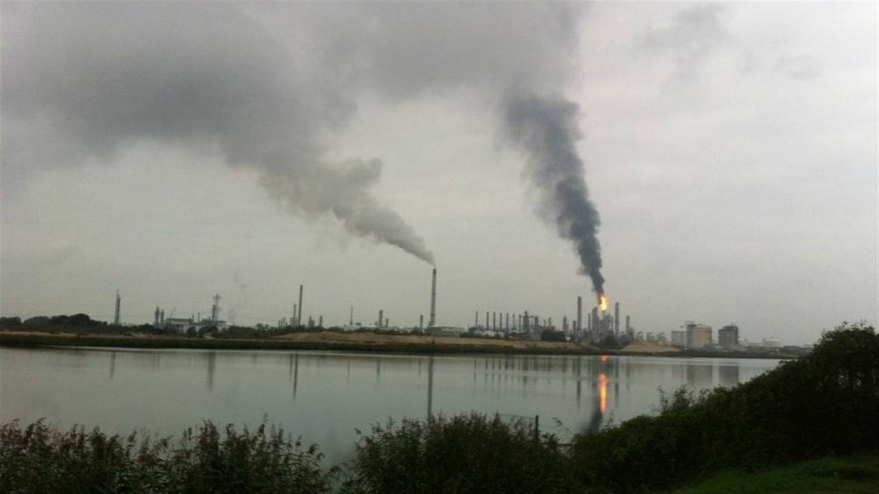 Shell Moerdijk fakkelt af door stoomlek