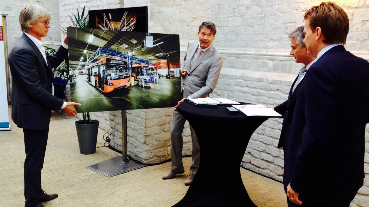 Rechts op de foto de bussen die door Breda, Tilburg en Den Bosch gaan rijden.